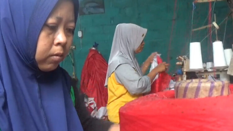 Menjelang HUT RI ke-80 Perajin Bendera di Tulungagung Keluhkan Sepinya Permintaan