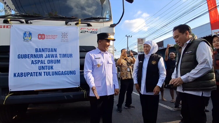 Gubernur Khofifah Salurkan 300 Drum Aspal Untuk Percepatan Perbaikan Jalan di Tulungagung