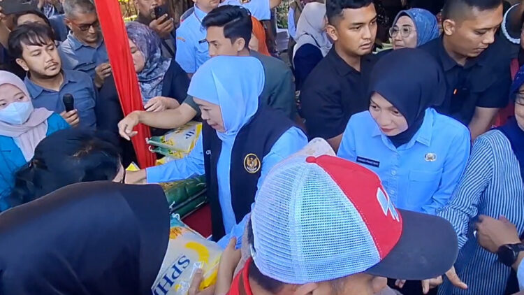Gubernur Khofifah dan Wali Kota Kediri Tinjau Gerakan Pangan Murah