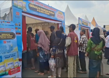 Ratusan Warga Serbu Polres Kediri Untuk Dapatkan Sembako Murah