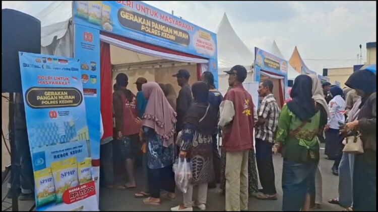 Ratusan Warga Serbu Polres Kediri Untuk Dapatkan Sembako Murah