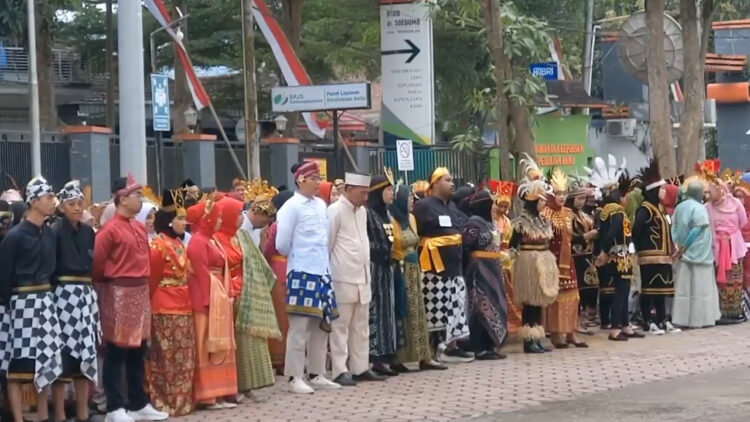 Pegawai RSUD dr. Soedomo Trenggalek Kenakan Pakaian Adat saat Upacara HUT ke-80 RI