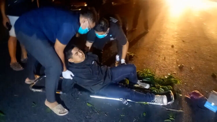 Pengendara Motor di Jombang Tertimpa Dahan Pohon, Alami Luka Serius