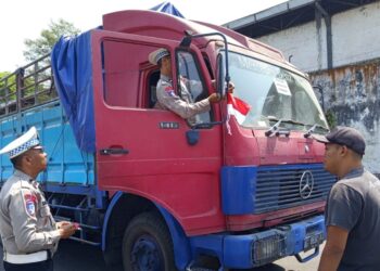 Satlantas Polres Kediri Kota Pasang dan Bagikan Bendera Merah Putih, Perkuat Semangat Cinta Tanah Air dan Persatuan Bangsa
