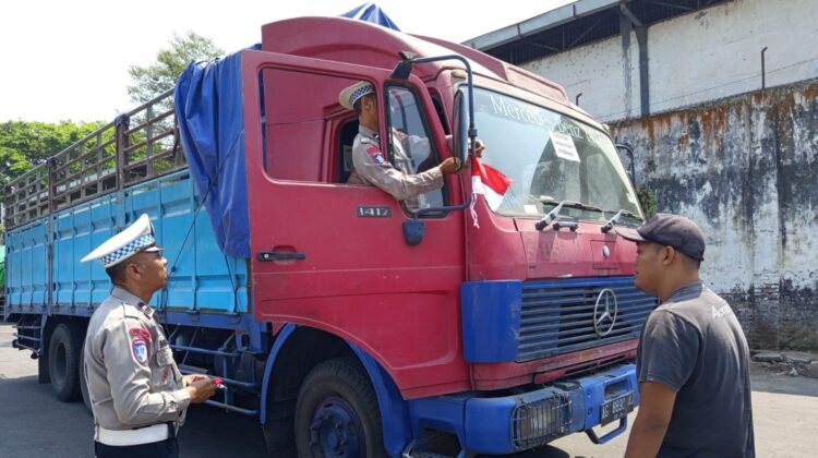 Satlantas Polres Kediri Kota Pasang dan Bagikan Bendera Merah Putih, Perkuat Semangat Cinta Tanah Air dan Persatuan Bangsa
