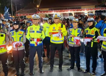 Polres Kediri Kota Bagikan Bendera Merah Putih Ke Pengendara Untuk Tumbuhkan Rasa Nasionalisme