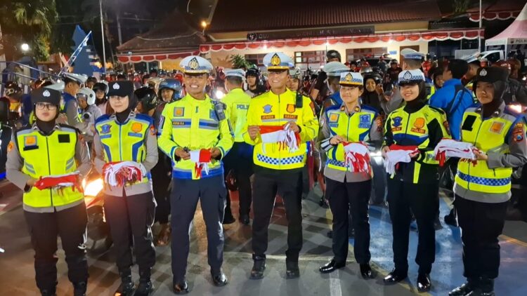 Polres Kediri Kota Bagikan Bendera Merah Putih Ke Pengendara Untuk Tumbuhkan Rasa Nasionalisme