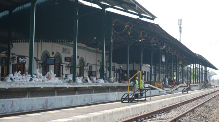 Stasiun Kediri Bangun Peron Tinggi dan Over Capping Guna Tingkatkan Pelayanan Serta Keamanan Pelanggan