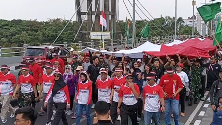Bendera Raksasa Diarak Dan Dipasang Dipuncak Gunung Klotok
