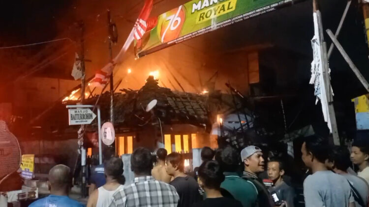 Tiga Rumah Ludes Terbakar di Jombang, Petugas Damkar dan Warga Dilarikan ke Rumah Sakit