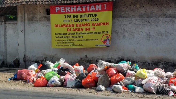 Warga Tetap Buang Sampah di Jalan Protokol Pare-Kandangan Meski Sudah Ada Larangan