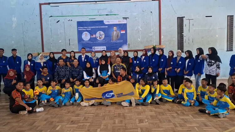 Dosen dan Mahasiswa Malaysia Belajar Permainan Tradisional di UNP Kediri