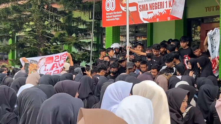 Siswa SMAN 1 Kampak Trenggalek Demo Minta Transparansi Pungutan Sekolah