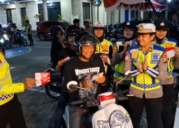 Polres Kediri Kota Bagikan 1.745 Bendera Merah Putih dan Kupon Belanja kepada Pengendara Tertib
