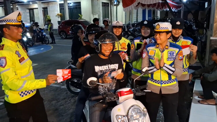 Polres Kediri Kota Bagikan 1.745 Bendera Merah Putih dan Kupon Belanja kepada Pengendara Tertib