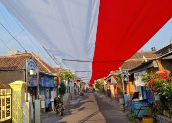 Bendera Merah Putih Sepanjang 480 Meter Terbentang di Atas Gang 2 Dandangan