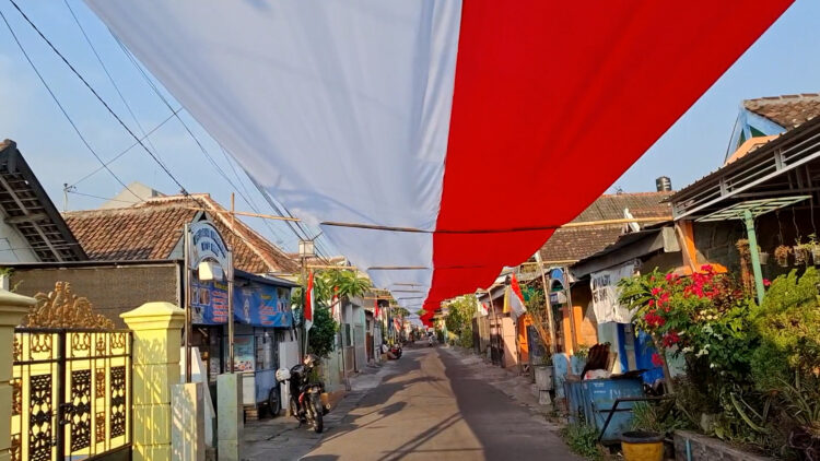 Bendera Merah Putih Sepanjang 480 Meter Terbentang di Atas Gang 2 Dandangan