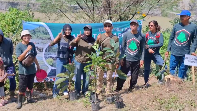 Jurnalis Blitar Tanam Pohon di Kawasan Cagar Budaya Sambut HUT RI ke-80