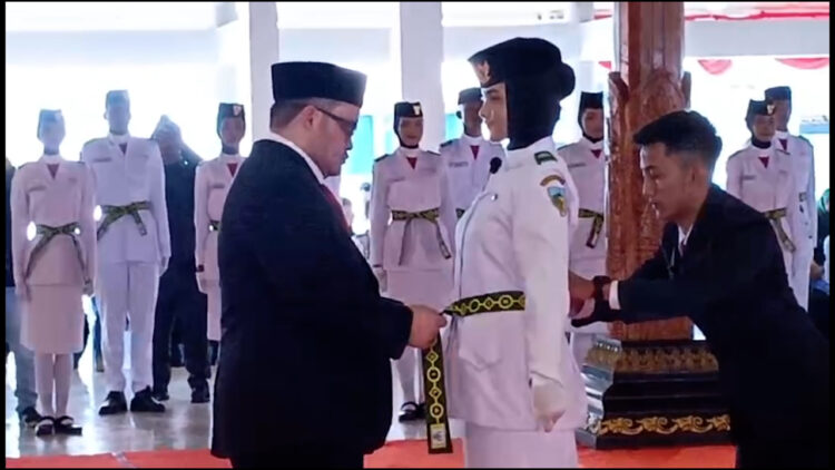 Pengukuhan Paskibraka/ Bupati dukung siswa lolos Paskibra Nasional