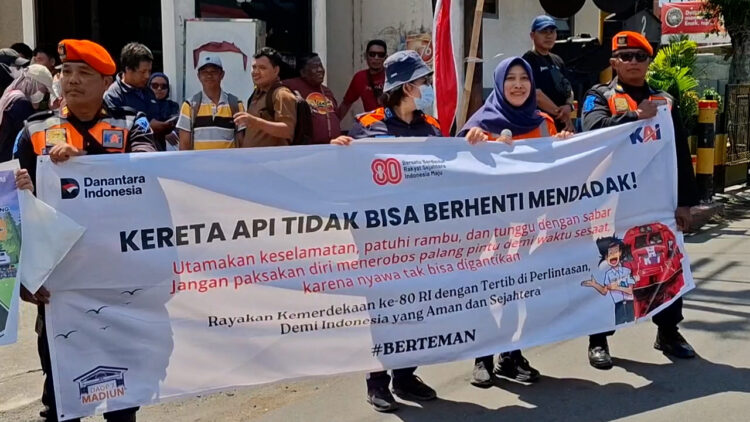 HUT ke-80 RI, KAI Daop 7 Madiun Gelar Sosialisasi Keselamatan di 80 Perlintasan