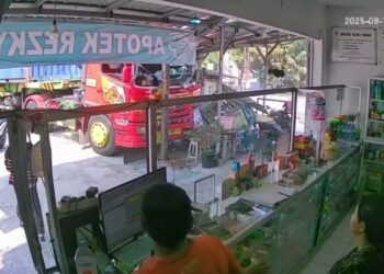 Rem Blong, Truk Tanpa Sopir Tabrak Kendaraan Dan Gerobak Kaki Lima