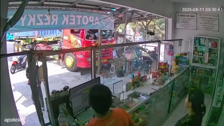 Rem Blong, Truk Tanpa Sopir Tabrak Kendaraan Dan Gerobak Kaki Lima