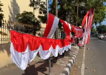 Penjual Bendera Sepi Pembeli di Awal Agustus