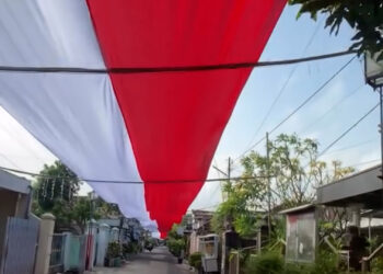 Semarak Kemerdekaan Bendera Merah Putih Sepanjang 500 Meter Terpasang di Gang 2 Kelurahan Dandangan