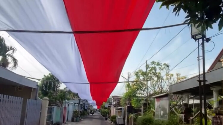 Semarak Kemerdekaan Bendera Merah Putih Sepanjang 500 Meter Terpasang di Gang 2 Kelurahan Dandangan