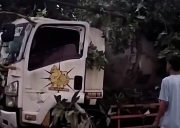 Diduga Mengantuk Truk Tangki Bermuatan Semen Cair Tabrak Dua Pohon di Jalan Raya Ngrowo Bangsal