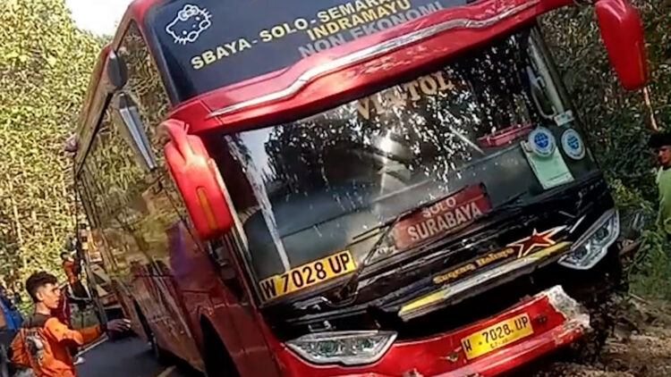 Hindari Tabrakan Bus Sugeng Rahayu Terperosok ke Parit di Jalur Ngawi Solo