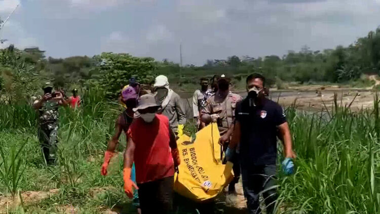 Warga gempar! Mayat pria tanpa identitas ditemukan di bantaran sungai brantas, kediri