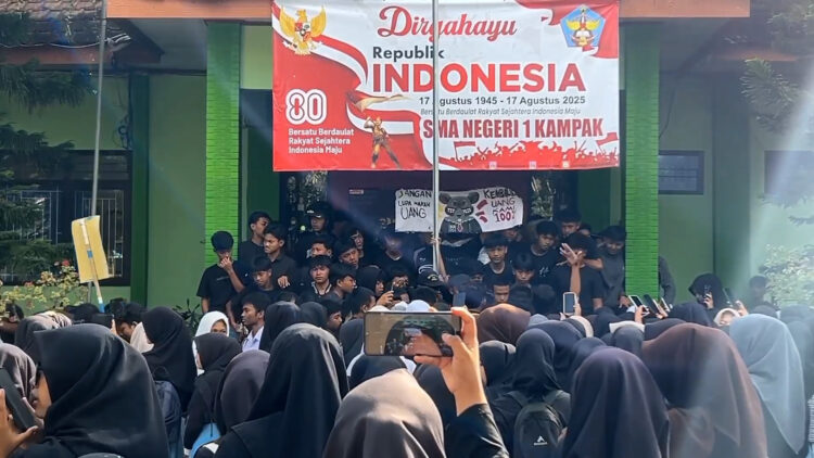 Buntut Demo Pelajar Komite Dan Kepala Sman 1 Kampak Trenggalek Bakal Dipanggil Pemprov Jatim
