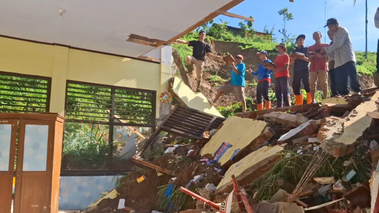 SDN 2 Kradinan Tulungagung Rusak Tertimbun Tanah Longsor