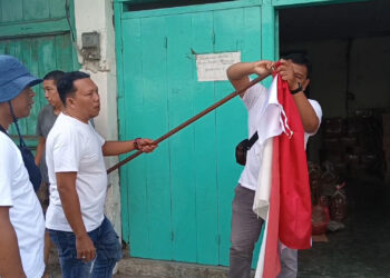 Bakesbangpol Dan PWI Tulungagung Bagikan Ratusan Bendera Ke Pedagang Pasar Wage
