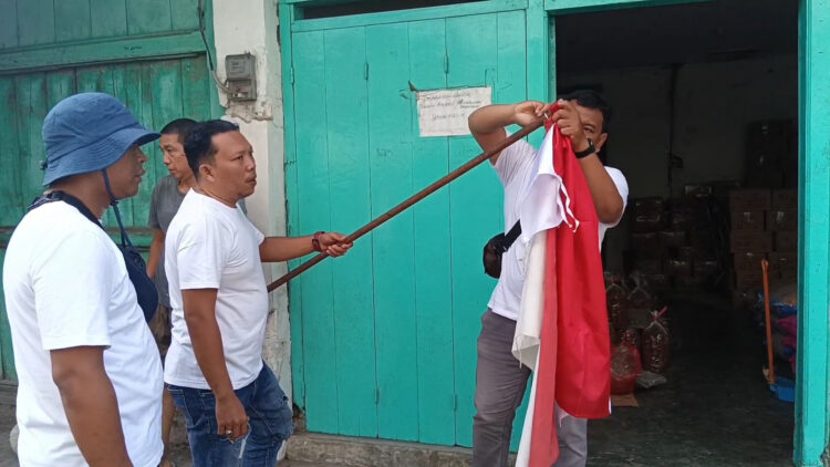 Bakesbangpol Dan PWI Tulungagung Bagikan Ratusan Bendera Ke Pedagang Pasar Wage