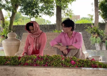 Kartika Sari Dewi Soekarno dan Putranya Berziarah ke Makam Bung Karno di Blitar