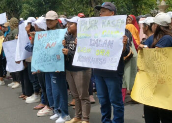 Warga Wonorejo Unjuk Rasa, Jalan Rusak 20 Tahun Tanpa Perbaikan