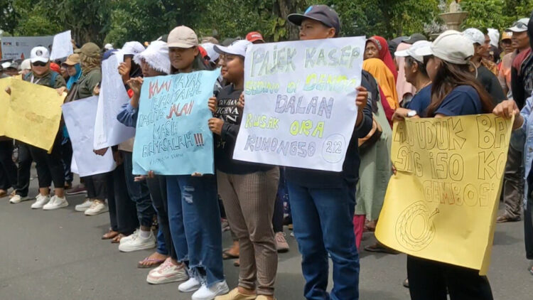 Warga Wonorejo Unjuk Rasa, Jalan Rusak 20 Tahun Tanpa Perbaikan