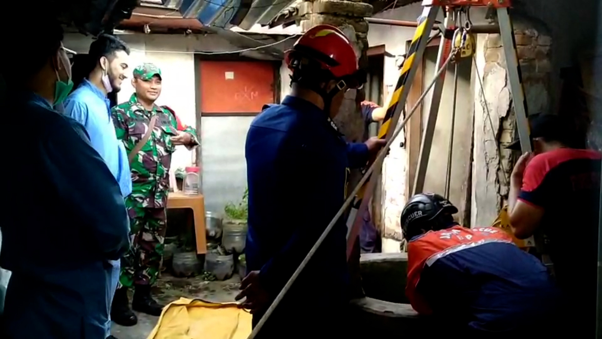 Proses evakuasi jenazah Lansia yang tercebur sumur