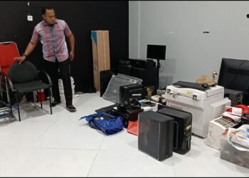 Warga Kembalikan Ratusan Barang Diduga Hasil Penjarahan Kantor Pemkab Kediri