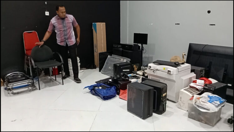 Warga Kembalikan Ratusan Barang Diduga Hasil Penjarahan Kantor Pemkab Kediri