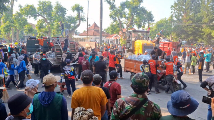 Ribuan Warga Kediri dan Sekitarnya Ikuti Kerja Bakti Bentuk Empati dan Kemanusiaan