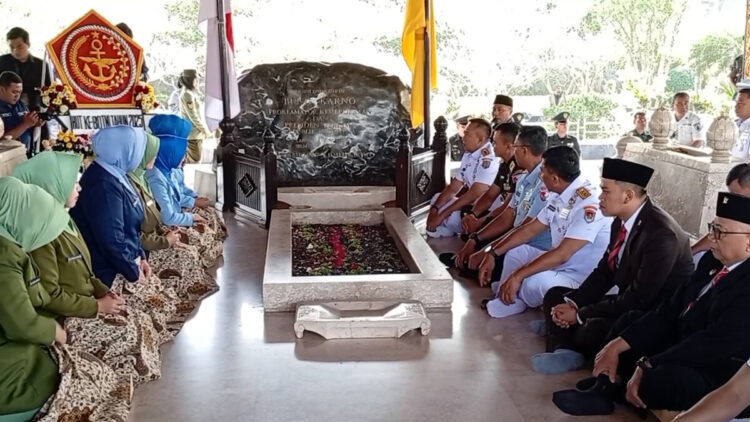 Jelang HUT Ke-80, TNI Gelar Ziarah Nasional di Makam Bung Karno Blitar