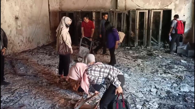 ASN Pemkab Kediri Gotong Royong Bersihkan Kantor Pasca Kerusuhan