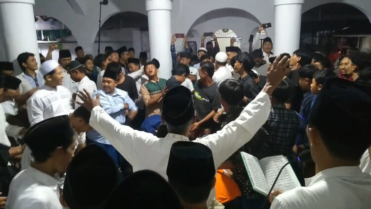Tradisi Unik Lempar Uang Koin Peringatan Maulid Nabi