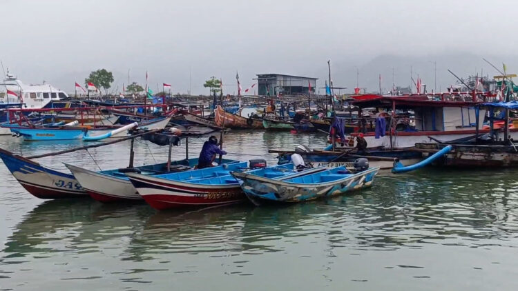 Cuaca Buruk Lumpuhkan Aktivitas Nelayan Teluk Popoh, Harga Ikan Melonjak