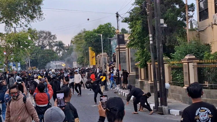 Ratusan Massa Demo Anarkis di Mapolres Kediri Kota dan Membakar Gedung DPRD Kota Kediri