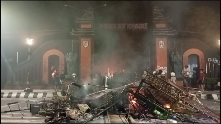 Kantor Bupati dan DPRD Kabupaten Kediri Dibakar Massa, Sejumlah Fasilitas Rusak dan Dijarah