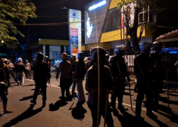 Situasi Memanas di Kediri, Massa Bakar Puluhan Kendaraan di Polres
